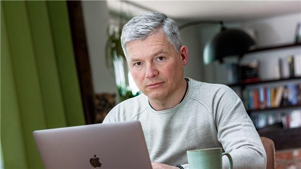 Thriller-Autor Winkelmann sucht auf Reisen die Gefahr Bestseller-Autor Andreas Winkelmann sitzt vor seinem Laptop.