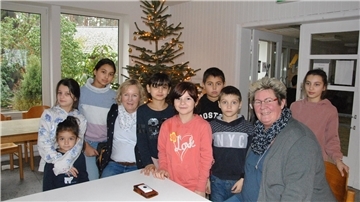 Besuch in der Flüchtlingsunterkunft Bademühlen: Heike Gathmann (links) und Andrea Schürmann, Schulleiterin und Fördervereinsvorsitzende der Gosekamp-Grundschule Zeven, bemühen sich, die ukrainischen Kinder in Zeven zu integrieren.