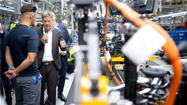 Habeck will Markt für Elektroautos ankurbeln Besuch in der Produktion: Minister in Emden