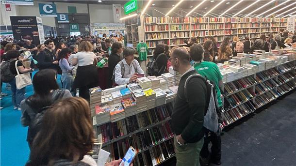 100 Autoren aus Italien bei der Frankfurter Buchmesse Besucher an einem Stand auf der Buchmesse in Turin. Schwerpunkt ist in diesem Jahr die deutschsprachige Literatur.