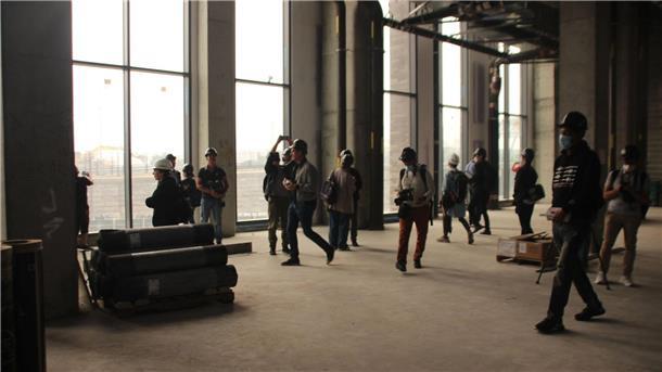 Besucher besichtigen die Baustelle des „Universal Hip-Hop Museum“ (UHHM).