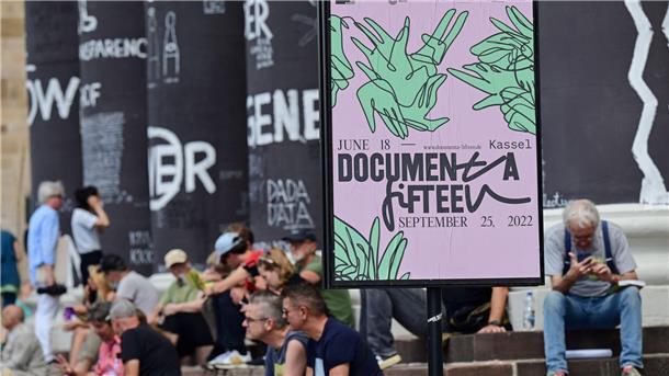 Wie geht es weiter mit der documenta? Besucher der documenta fifteen sitzen auf den Stufen des Fridericianums in Kassel.