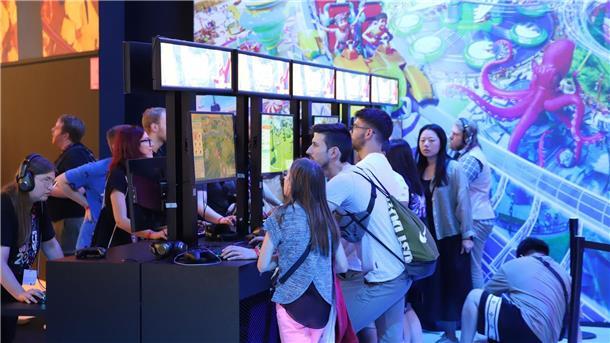 Besucher der Spielemesse Gamescom in Köln probieren neue Computerspiele direkt vor Ort aus.