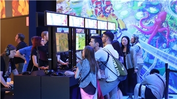 Besucher der Spielemesse Gamescom in Köln probieren neue Computerspiele direkt vor Ort aus.
