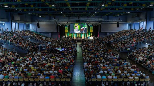 Wie predigt Künstliche Intelligenz? Kirchentag gibt Anworten Besucher des 38. Deutschen Evangelischen Kirchentages verfolgen eine Bibelarbeit.