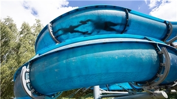 Besucher des FreiBadSoden rutschen in der Wasserrutsche in Bad Soden am Taunus.