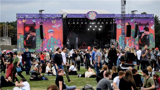 Besucher des Lollapalooza Festivals auf dem Gelände des Berliner Olympiastadions.