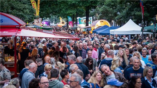Mit großer Bildergalerie: So schön waren zwei Tage Straßenfest in der „Alten Bürger“ Besucher drängen sich in der „Alten Bürger“ am Freitagabend: zwischen den Bühnen legte man einen Zwischenstopp an den Ständen ein.
