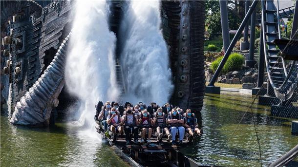 Technikproblem: Gäste aus Achterbahn im Heide Park evakuiert Besucher fahren mit einer Achterbahn im Heide Park Soltau.