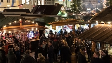 Besucher gehen 2019 über den Weihnachtsmarkt in Göttingen.