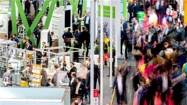 Besucher gehen auf der Hannover Messe an verschiedenen Ständen in Halle 9 vorbei.
