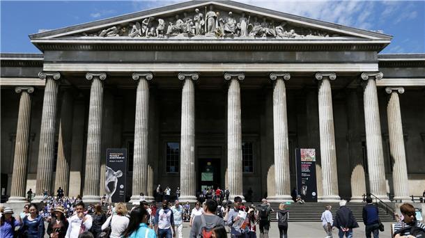 Objekte aus British Museum gestohlen - Mitarbeiter entlassen Besucher gehen vor dem Britischen Museum. Das British Museum in London beklagt den Verlust mehrerer Objekte.