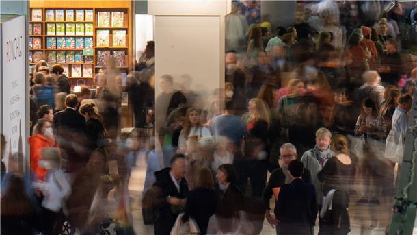 Besucher gehen während der Frankfurter Buchmesse durch einen Gang.