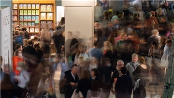 Besucher gehen während der Frankfurter Buchmesse durch einen Gang.