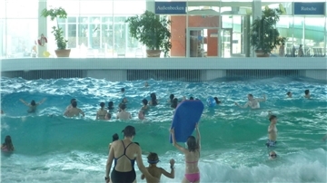 Menschen amüsieren sich im Ahoi-Bad in Cuxhaven.