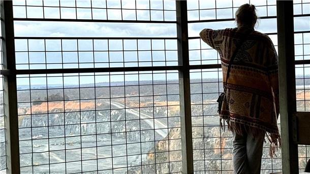 Lithium-Gigant Australien: Motor der globalen Energiewende Besucher können die gewaltige Mine von einem Aussichtspunkt aus bestaunen - und sie soll bald noch größer werden.