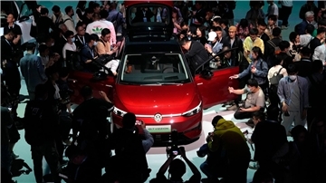 Besucher sehen sich auf der Automesse in Shanghai den Volkswagen ID.7 Vizzion an.