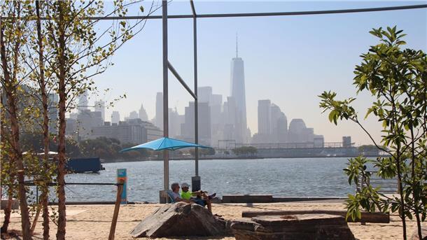 Besucher sonnen sich am ersten Strand von Manhattan, der sogenannten „Gansevoort Peninsula“.
