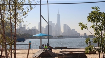 Besucher sonnen sich am ersten Strand von Manhattan, der sogenannten „Gansevoort Peninsula“.