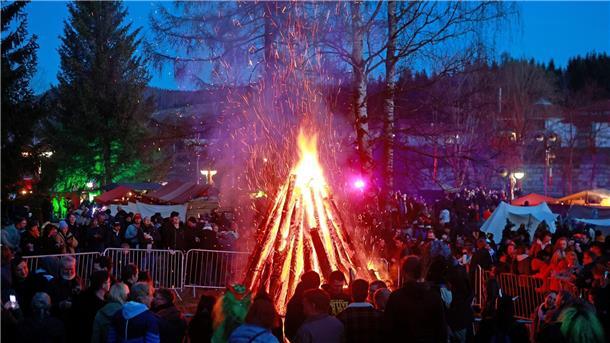 Hexen und Teufel feiern Walpurgisnacht im Harz Besucher stehen auf dem Walpurgisfest in Schierke am Feuer.