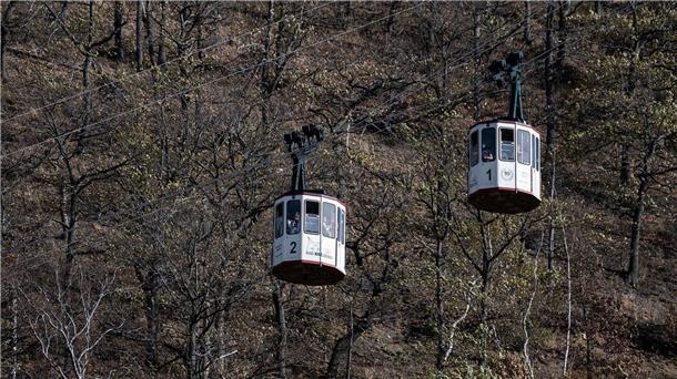 Burgberg-Seilbahn in Bad Harzburg fährt wieder Besucher stehen in einer Gondel der Burgberg-Seilbahn im Harz.