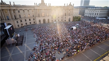 Besucher verfolgen die öffentliche Live-Übertragung von Giuseppe Verdis „Don Carlo“ im Rahmen der „Staatsoper für alle“.