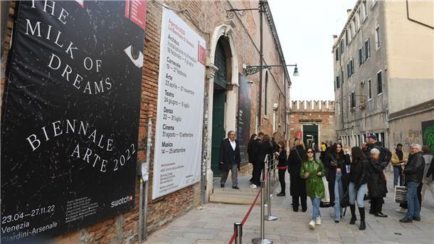 Besucher vor dem Eingang des Arsenale-Geländes bei der 59. Kunstbiennale.