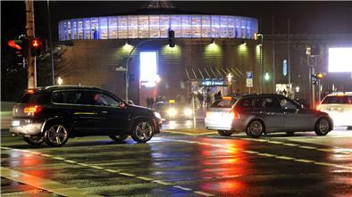 Autos auf der Zufahrt zur Stadthalle