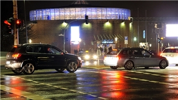 Autos auf der Zufahrt zur Stadthalle