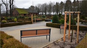 Besucherfreundlich: Bänke laden auf dem Ostereistedter Friedhof in mehreren Bereichen zum Verweilen ein, außerdem sind einige Bäume gepflanz worden.