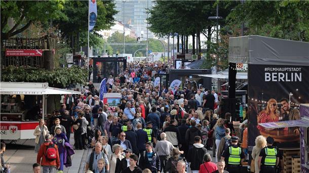 Besucherinnen und Besucher auf dem Bürgerfest auf der Mönkebergstraße. Im Rahmen der Bundesratspräsidentschaft richtet Hamburg in diesem Jahr unter dem Motto „Horizonte öffnen“ die zentralen Feierlichkeiten zum Tag der Deutschen Einheit aus.