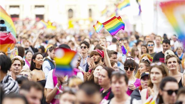 Festnahmen vor Prideparade in Wien wegen Terrorverdachts Besucherinnen und Besucher feierten beim Abschluss der 27. „Regenbogenparade“ am Rathausplatz in Wien.