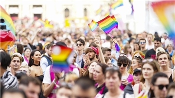 Besucherinnen und Besucher feierten beim Abschluss der 27. „Regenbogenparade“ am Rathausplatz in Wien.