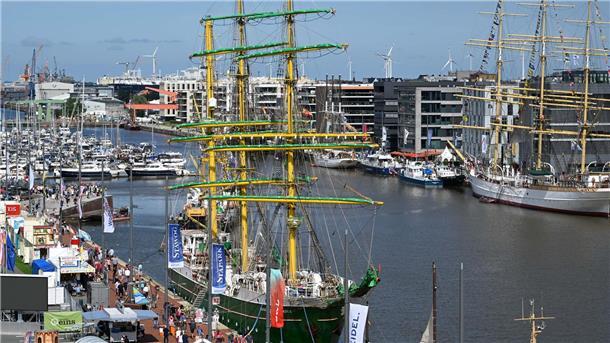 Bremerhaven lädt zu Maritimen Tagen ein Besucherinnen und Besucher können zahlreiche Schiffe wie beispielsweise das Segelschulschiff „Alexander von Humboldt II“ besichtigen. (Archivbild)