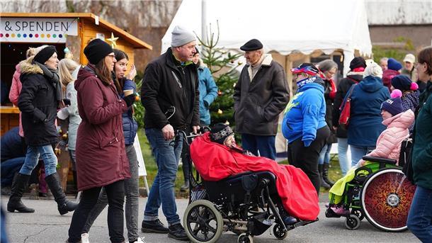 Inklusiver Weihnachtsmarkt will Tausende Besucher anlocken Besucherinnen und Besucher sind auf dem inklusiven Weihnachtsmarkt unterwegs.