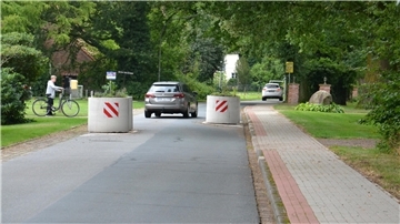 Betonringe stehen auf der Fahrbahn der Alten Dorfstraße in Bockel.