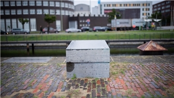 Betonsockel am Baltimore-Pier am Alten Hafen: Hier fehlt aktuell die Bronze-Tafel. 