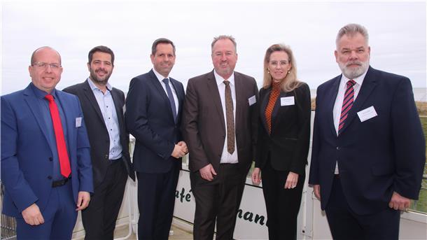 Betrachten Tourismus als Schlüsselwirtschaft: Niedersachsens Wirtschaftsminister Olaf Lies (Dritter von links), Oberbürgermeister Uwe Santjer und Kämmerin Andrea Pospich. Mit im Bild: Oliver Ebken, Vorsitzender des Tourismusausschusses im Niedersächsischen Landtag, Bundestagsabgeordneter Daniel Schneider und Cuxhavens Kurdirektor Olaf Raffel (rechts).