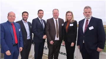 Betrachten Tourismus als Schlüsselwirtschaft: Niedersachsens Wirtschaftsminister Olaf Lies (Dritter von links), Oberbürgermeister Uwe Santjer und Kämmerin Andrea Pospich. Mit im Bild: Oliver Ebken, Vorsitzender des Tourismusausschusses im Niedersächsischen Landtag, Bundestagsabgeordneter Daniel Schneider und Cuxhavens Kurdirektor Olaf Raffel (rechts).