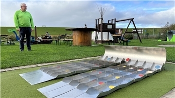 Besitzer Andreas Zehender steht inmitten seiner Minigolfanlage in Dorum-Neufeld.