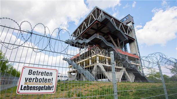 "Betreten verboten! Lebensgefahr!" – Viel ist von den Pavillons der Weltausstellung Expo 2000 in Hannover nicht geblieben.