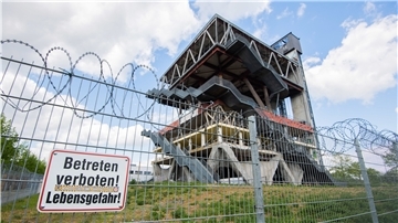 "Betreten verboten! Lebensgefahr!" – Viel ist von den Pavillons der Weltausstellung Expo 2000 in Hannover nicht geblieben.