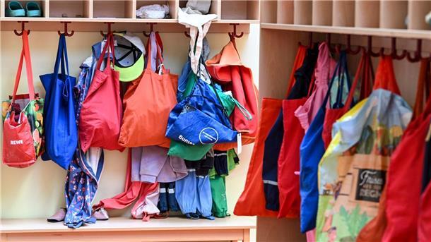 300.000 Kitaplätze für Kinder unter drei fehlen Betreuung für Unter-Drei-Jährige? In vielen Gegenden Deutschlands noch immer ein Problem.