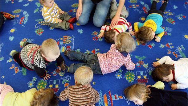 Kinder spielen