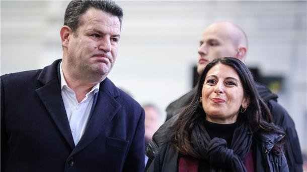 Cavallo fordert VW zu Zugeständnissen bis Weihnachten auf Betriebsratschefin Daniela Cavallo empfängt Bundesarbeitsminister Hubertus Heil (SPD) als Gastredner.