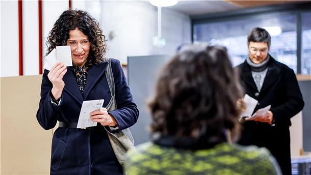 Bettina Jarasch, Spitzenkandidatin Bündnis90/DieGrünen, gibt gemeinsam mit ihrem Mann Oliver bei der Wahl zum Abgeordnentenhaus Berlin ihre Stimme ab.