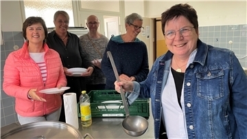 Bettina Raetze kocht für die Wohnungslosenhilfe - ehrenamtlich. Im Hintergrund stehen Kirstin Achter, Kerstin Beyer, Lorenz Heiner und Imke Gewinn, die bei der Essensausgabe helfen - ebenfalls ehrenamtlich.