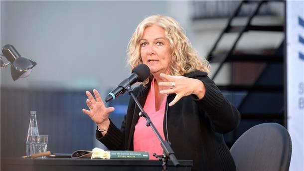 Bettina Tietjen brilliert nicht nur auf dem roten Sofa und auf der Talkshow-Bühne des NDR. Bei ihrer Lesung auf der Sommerbühne zieht sie das Publikum vom ersten Moment an in den Bann.