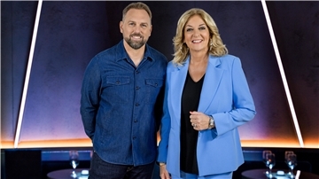 Steven Gätjen steht neben Bettina Tietjen. 