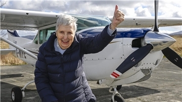 Betty Buckland saß noch einmal am Steuer einer Cessna.